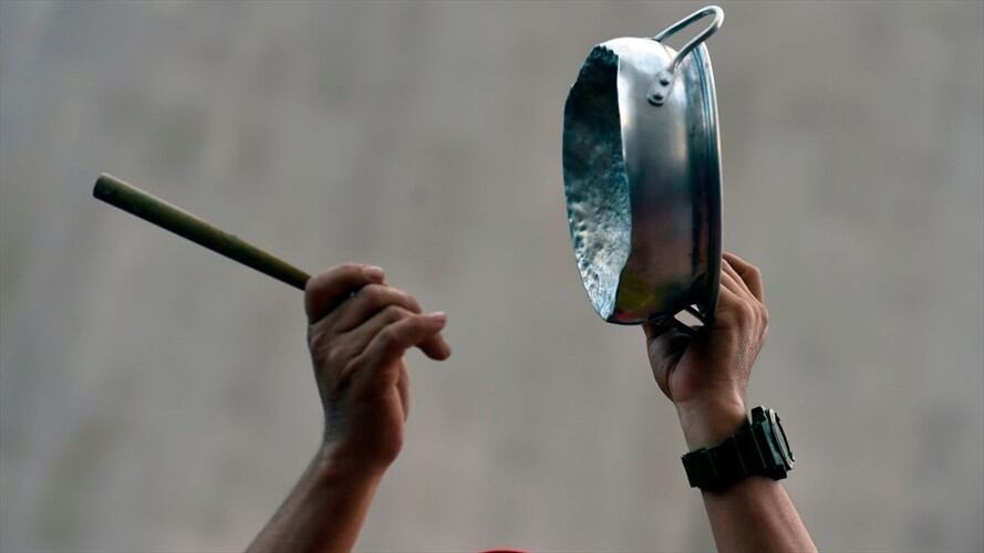 Cacerolazo. (Imagen referencial). Foto: Getty Images.