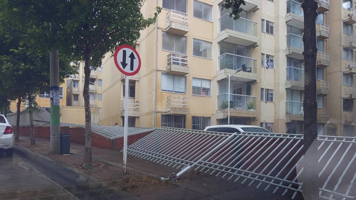 Fuertes brisas provocan emergencias en Puerta Dorada: se cayó el cerramiento de las obras del CAI