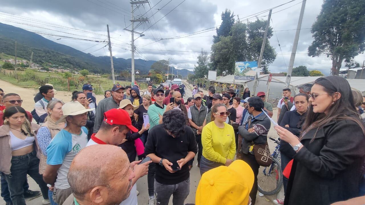 Habitantes de Tabio salieron a protestar por mal estado de vías y afectación al comercio