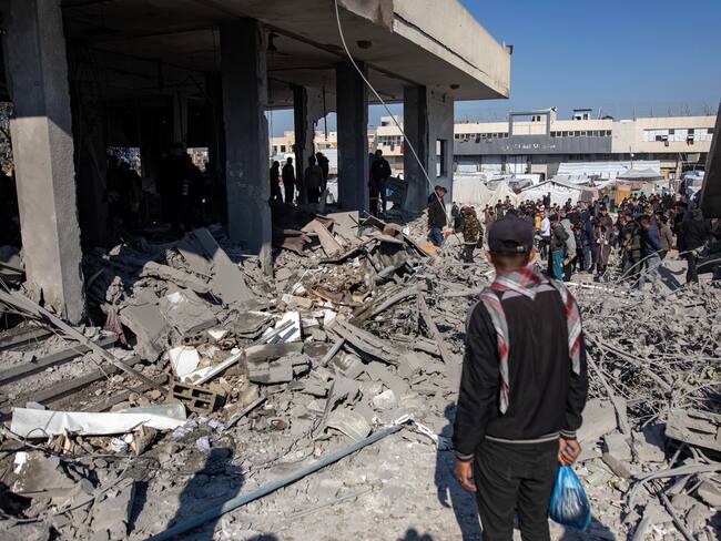 Gaza (-), 02/01/2025.- Palestinians inspect the site of an Israeli airstrike in Khan Yunis in the southern Gaza Strip, 02 January 2025. According to Nasser Hospital, at least six Palestinians were killed in an Israeli airstrike on the Hamas-run Interior Ministry headquarters in Gaza. More than 45,300 Palestinians and over 1,400 Israelis have been killed, according to the Palestinian Health Ministry and the Israeli Army, since Hamas militants launched an attack against Israel from the Gaza Strip on 07 October 2023, and the Israeli operations in Gaza and the West Bank which followed it. EFE/EPA/HAITHAM IMAD