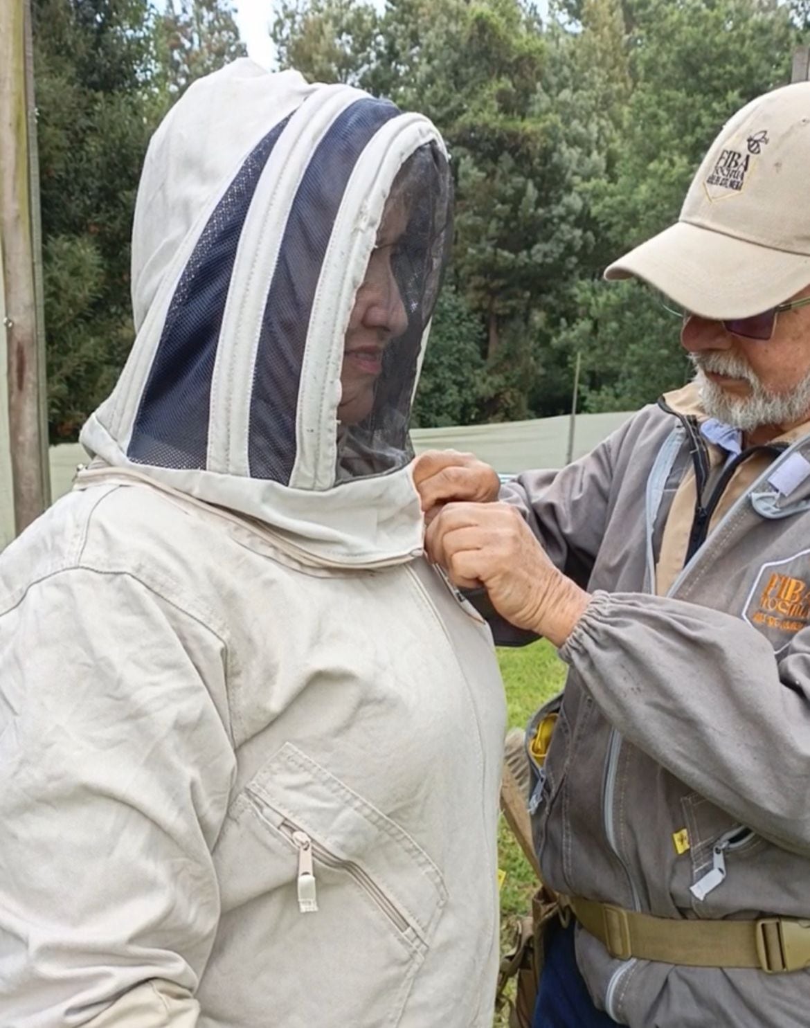 Con trajes profesionales, los visitantes también tienen la posibilidad de convivir unas horas con las abejas, allí aprenden sobre apicultura. | Foto: Fiba Tochua