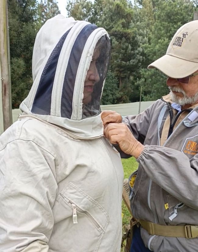 Con trajes profesionales, los visitantes también tienen la posibilidad de convivir unas horas con las abejas, allí aprenden sobre apicultura. | Foto: Fiba Tochua