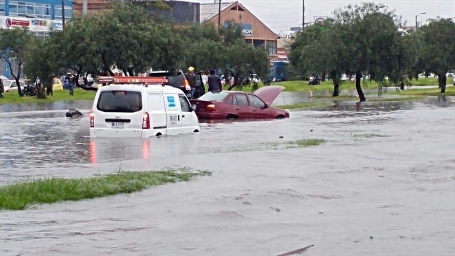 Grandes encharcamientos, Colapso vial y caída de árboles dejó el fuerte aguacero de esta tarde en Bogotá. . Foto: Colprensa
