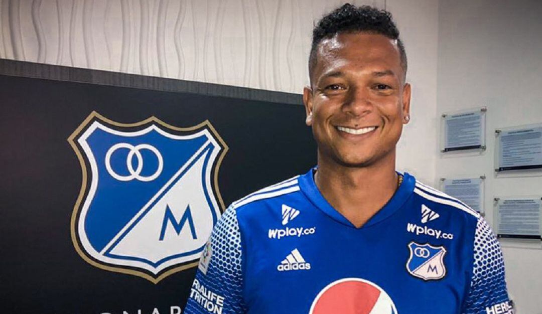 Fredy Guarín posa con la camiseta de Millonarios, su nuevo equipo.
