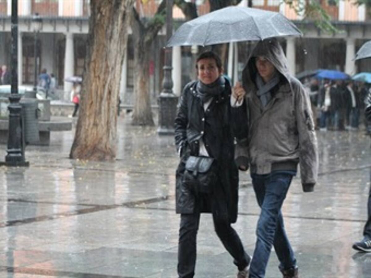Una persona accidentada y vías inundadas dejan fuertes lluvias en Bogotá