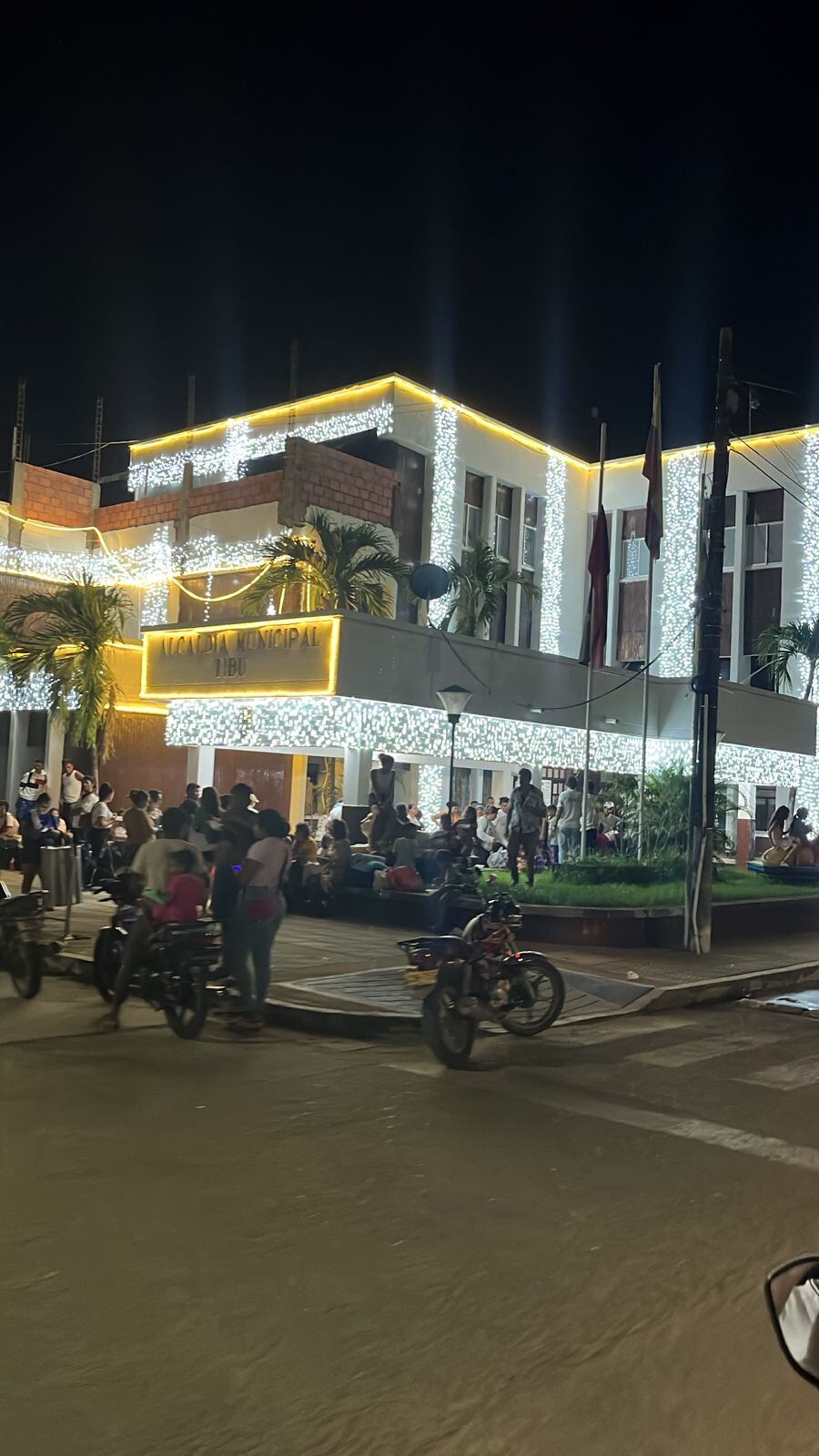 Familias desplazadas llegan a la Alcaldía de Tibú. / Foto: Cortesía.