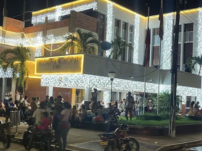 Familias desplazadas llegan a la Alcaldía de Tibú. / Foto: Cortesía.