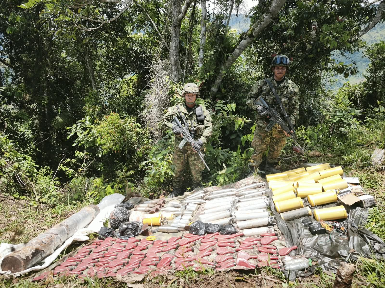 Caleta con explosivos hallados en Briceño- foto Ejército
