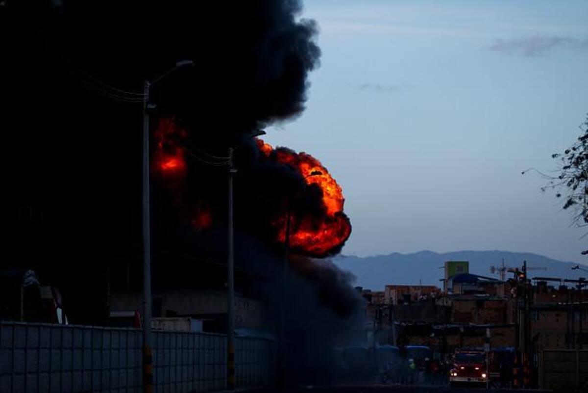 Oficiales del Cuerpo de Bomberos de las localidades de Puente Aranda, Garcés Navas y Fontibón atendieron un incendio estructural, en una bodega de solventes, ubicada en la carrera 119 con 64, en la localidad de Engativá, al occidente de Bogotá.