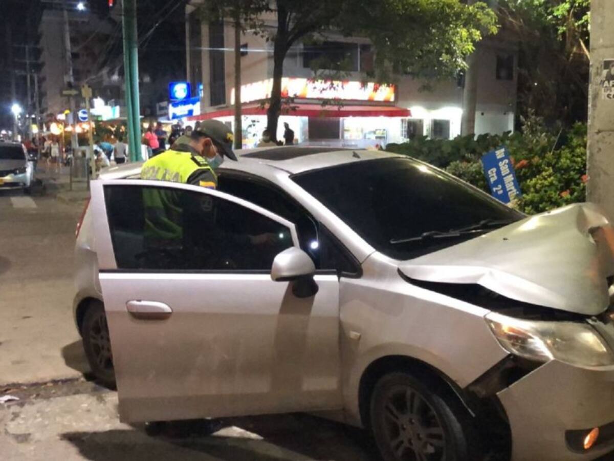 Presuntos ladrones estrellaron carro al huir de la Policía en Cartagena