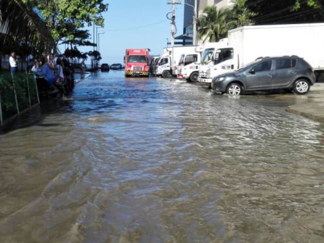 ​Críticas inundaciones en zona turística por cuenta del mar de leva en Cartagena