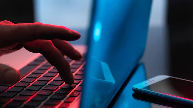 studiantes publicaron foto de compañero en página de servicios sexuales para hombres