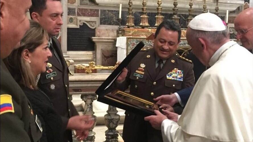 Encuentro entre Jorge Enrique Nieto, director de la Policía Nacional y el papa Francisco. Foto: Policía Nacional