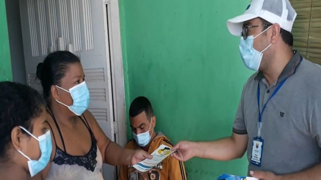 El secretario de Educación, Óscar González, durante un toma a barrios bajo la modalidad puerta a puerta.