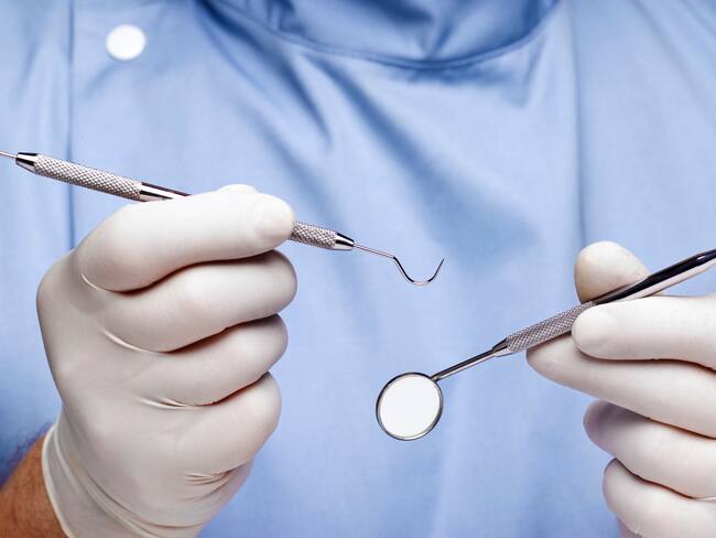 Soluciones W: Odontólogo dona tratamiento de rehabilitación oral a joven repartidor