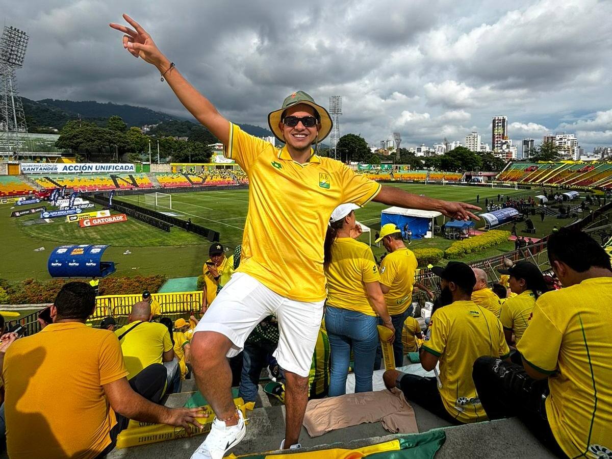El hincha del Bucaramanga que viajó desde el otro lado del mundo para ver al equipo