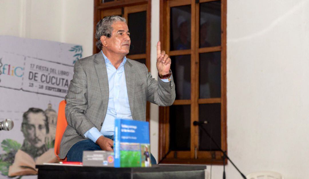 Jorge Luis Pinto en la presentación de su libro 'Táctica y Estrategia de los Mundiales'