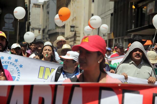 Los docentes arribaron a la Plaza de Bolivar de Bogotá tras radicar pliego de peticiones en el Ministerio de Educación.