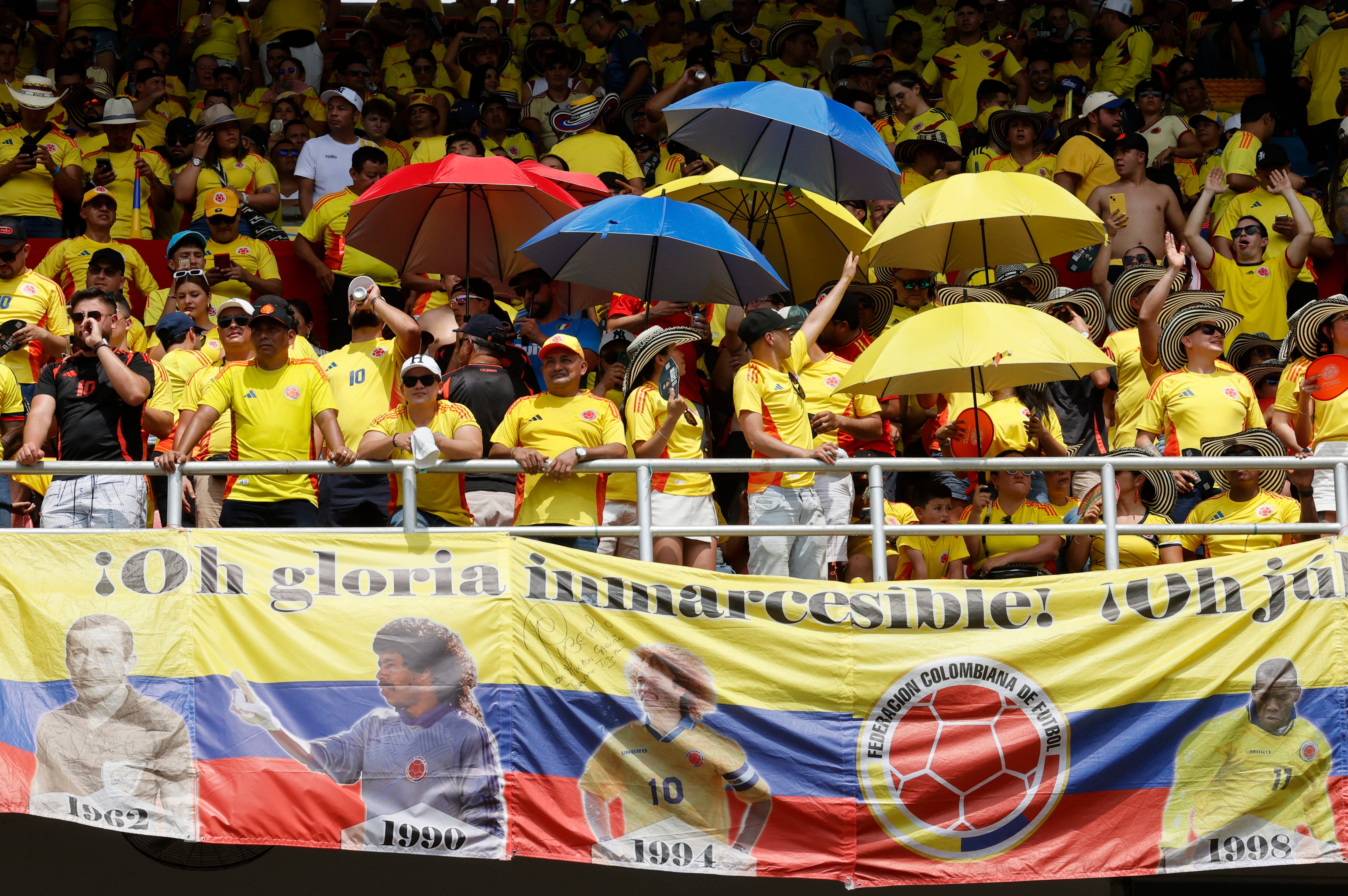 AMDEP6641. BARRANQUILLA (COLOMBIA), 10/09/2024.- Hinchas de Colombia animan este martes, en un partido de las eliminatorias sudamericanas para el Mundial de 2026 entre Colombia y Argentina en el estadio Metropolitano en Barranquilla (Colombia). EFE/ Mauricio Dueñas Castañeda