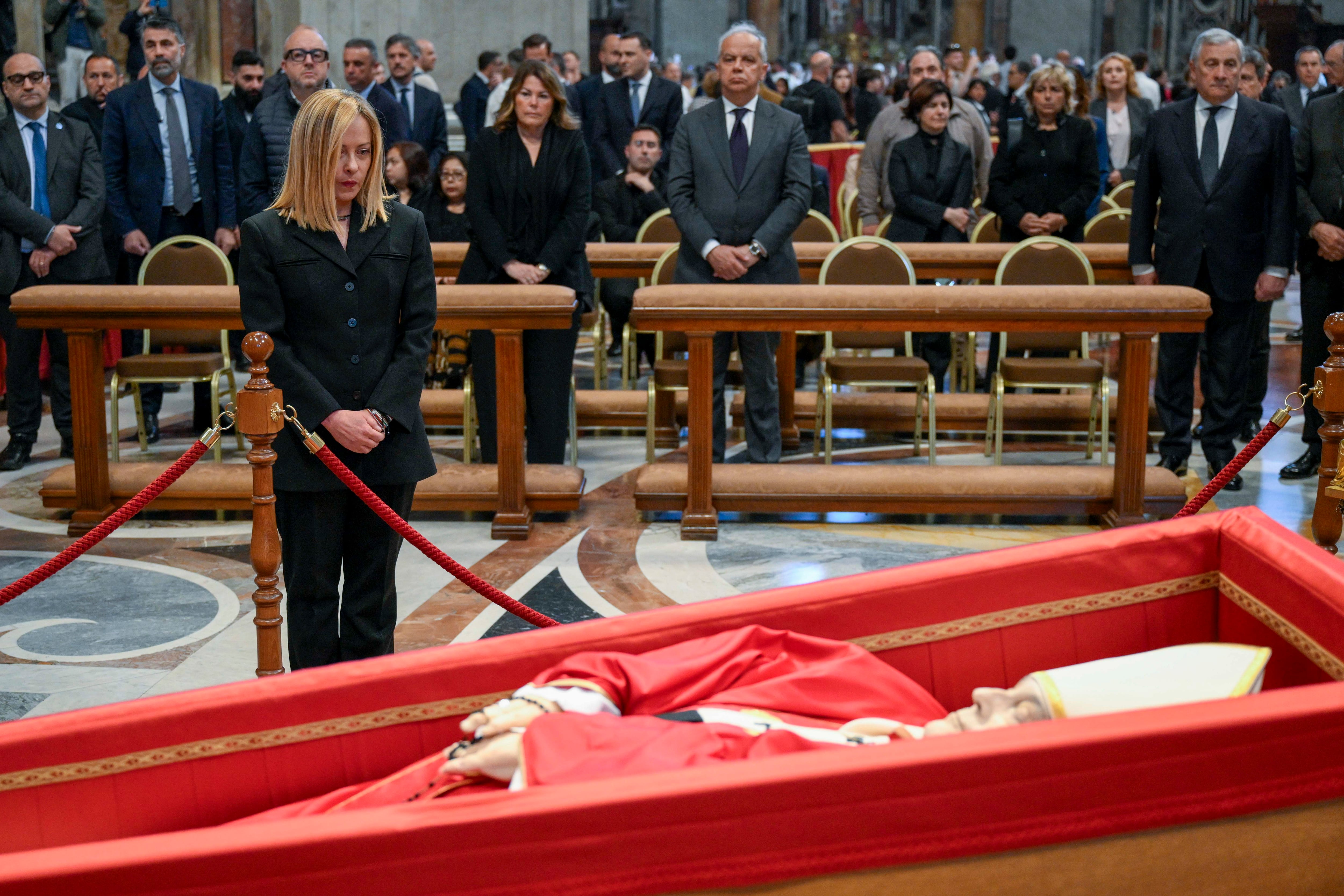 CIUDAD DEL VATICANO, 23/04/2025.- La primera ministra italiana, Giorgia Meloni, rindió este miércoles tributo al papa Francisco al pasar ante su féretro en la basílica de San Pedro del Vaticano, donde permanecerá expuesto hasta el día de su funeral, el sábado. EFE/Dicasterio para la Comunicación del Vaticano SOLO USO EDITORIAL SOLO DISPONIBLE PARA ILUSTRAR LA NOTICIA QUE ACOMPAÑA (CRÉDITO OBLIGATORIO)