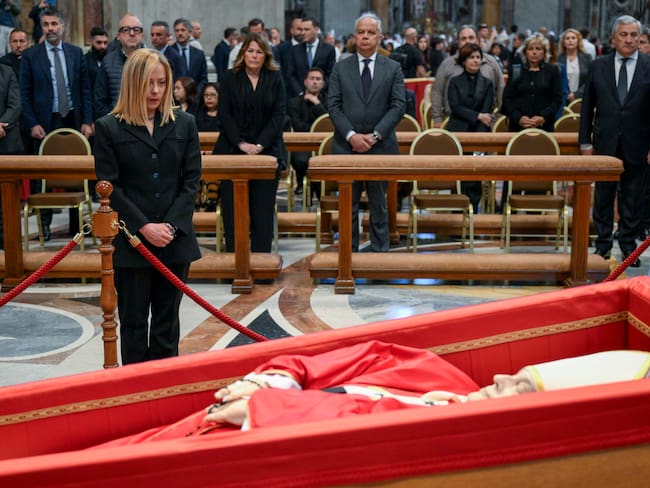 CIUDAD DEL VATICANO, 23/04/2025.- La primera ministra italiana, Giorgia Meloni, rindió este miércoles tributo al papa Francisco al pasar ante su féretro en la basílica de San Pedro del Vaticano, donde permanecerá expuesto hasta el día de su funeral, el sábado. EFE/Dicasterio para la Comunicación del Vaticano SOLO USO EDITORIAL SOLO DISPONIBLE PARA ILUSTRAR LA NOTICIA QUE ACOMPAÑA (CRÉDITO OBLIGATORIO)