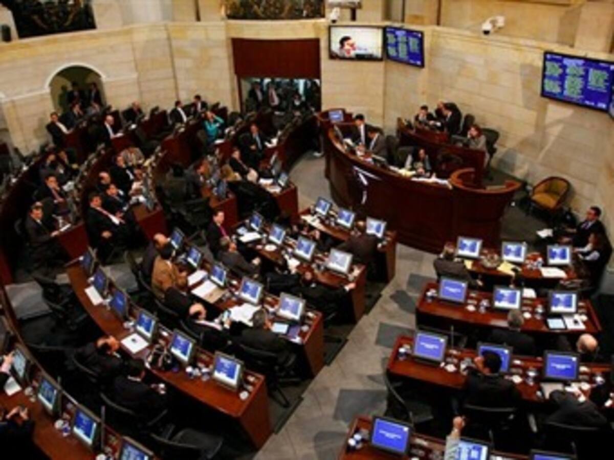 Senado gastó 23.000 millones de pesos en muebles y iPads