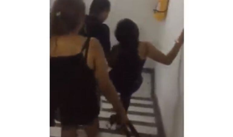 Video: Padres sacan a correazos de una fiesta a su hija