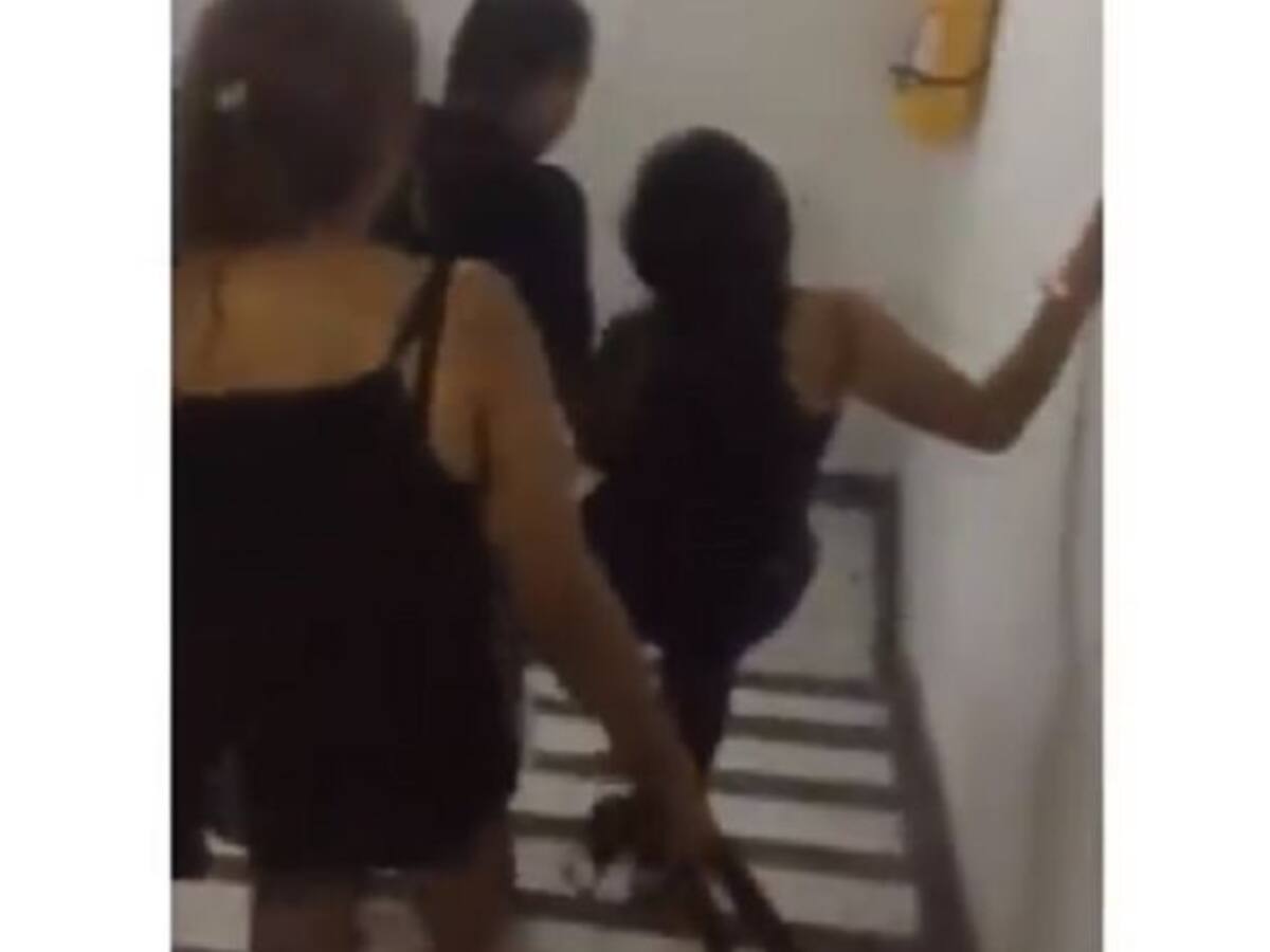 Video: Padres sacan a correazos de una fiesta a su hija