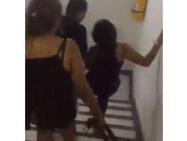 Video: Padres sacan a correazos de una fiesta a su hija