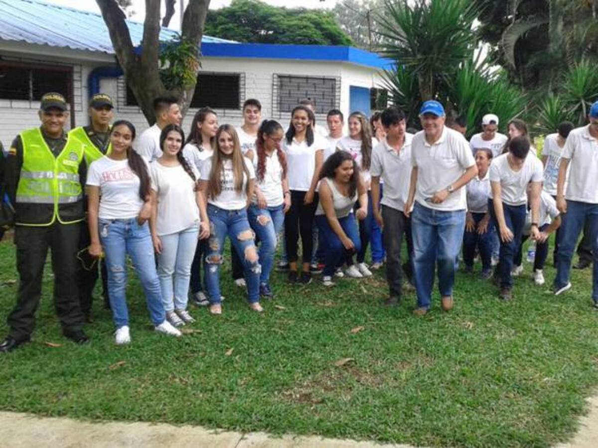 Familia caleña brinda ayuda a recicladores en Cali