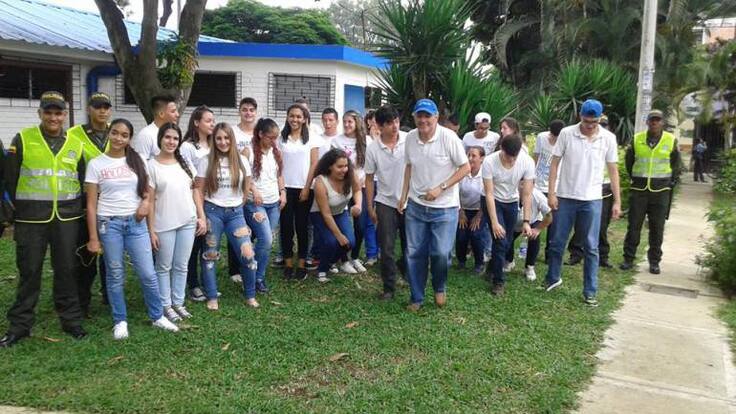 Familia caleña brinda ayuda a recicladores en Cali