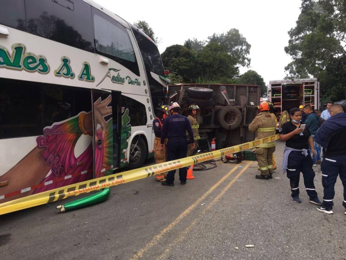 Accidente dejó dos fallecidos y 19 heridos en la vía Panamericana