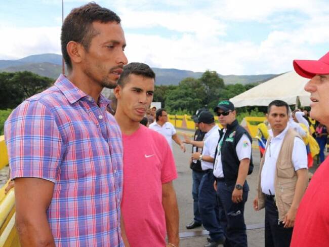 Alcalde de Cúcuta Cesar Rojas dialoga con Venezolanos en el puente internacional