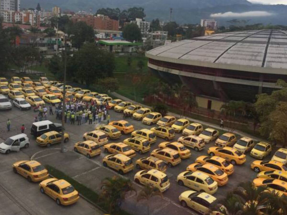 Taxistas en Armenia inician protesta con plan tortuga
