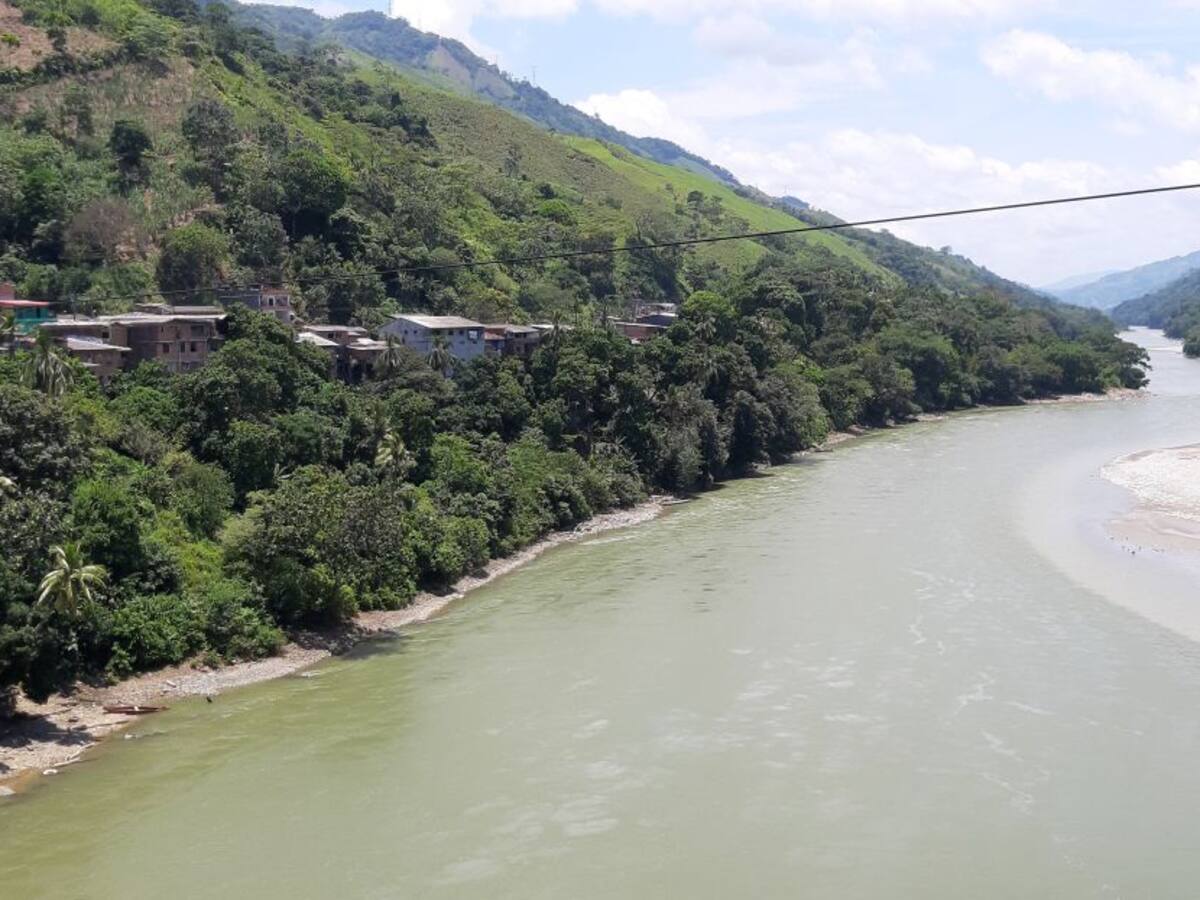 Buscan a un menor que cayó al río Cauca durante un accidente fluvial