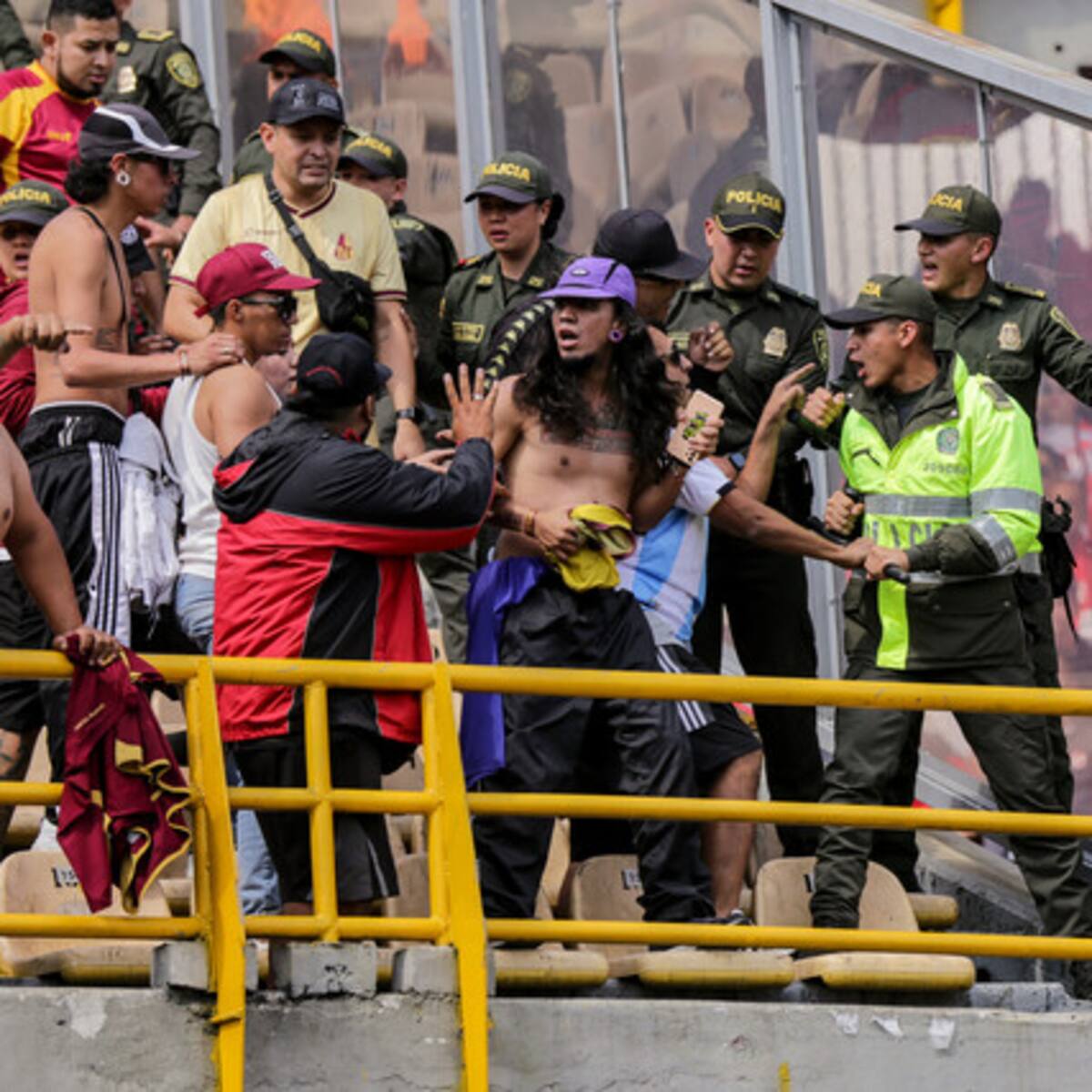 Vergonzoso: Hinchas se enfrentaron en pleno partido Santa Fe - Tolima en El Campín