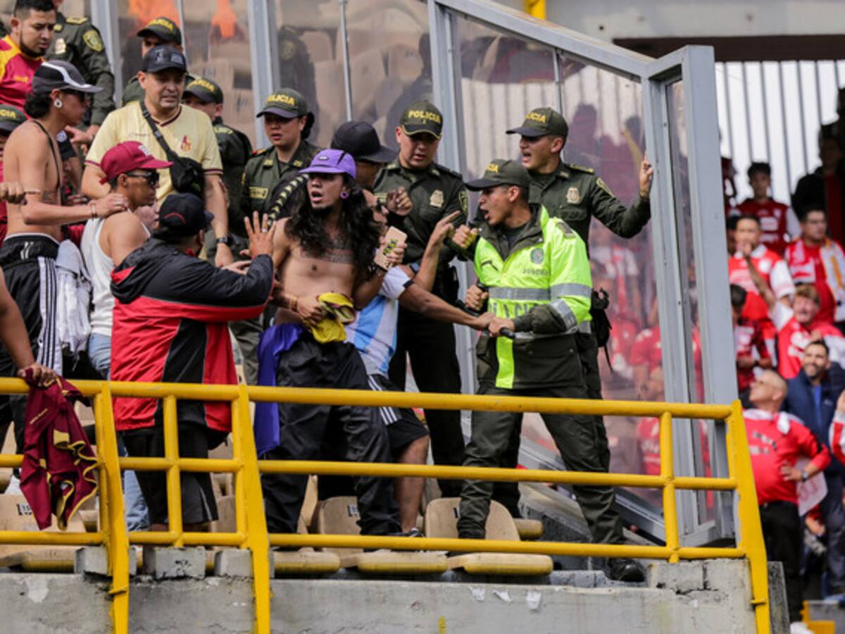 Vergonzoso: Hinchas se enfrentaron en pleno partido Santa Fe - Tolima en El Campín