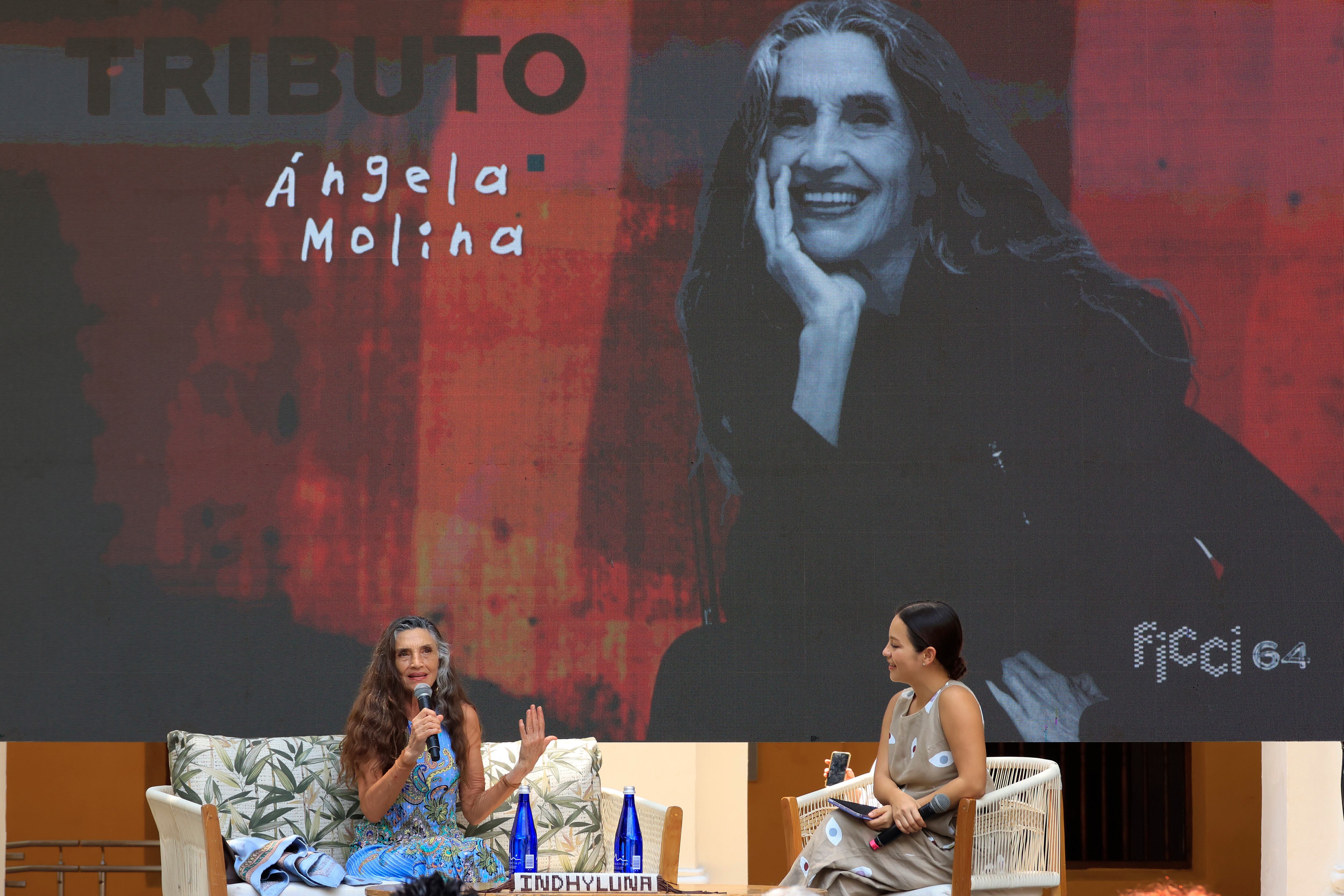 AME5197. CARTAGENA (COLOMBIA), 03/04/2025.- La actriz española Angela Molina (i), habla con la actriz colombiana Natalia Reyes, durante una clase magistral tributo este jueves, en Cartagena (Colombia). Molina una de las invitadas especiales del 64 Festival Internacional de Cine de Cartagena de Indias (Ficci), dijo que ha sido "una mimada" del séptimo arte, del que se siente profundamente agradecida por haberle dado libertad para apuntarse a los proyectos que ha querido. EFE/ Ricardo Maldonado Rozo