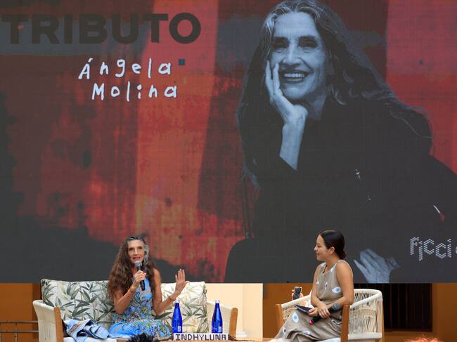 AME5197. CARTAGENA (COLOMBIA), 03/04/2025.- La actriz española Angela Molina (i), habla con la actriz colombiana Natalia Reyes, durante una clase magistral tributo este jueves, en Cartagena (Colombia). Molina una de las invitadas especiales del 64 Festival Internacional de Cine de Cartagena de Indias (Ficci), dijo que ha sido "una mimada" del séptimo arte, del que se siente profundamente agradecida por haberle dado libertad para apuntarse a los proyectos que ha querido. EFE/ Ricardo Maldonado Rozo