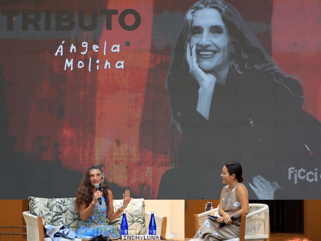 AME5197. CARTAGENA (COLOMBIA), 03/04/2025.- La actriz española Angela Molina (i), habla con la actriz colombiana Natalia Reyes, durante una clase magistral tributo este jueves, en Cartagena (Colombia). Molina una de las invitadas especiales del 64 Festival Internacional de Cine de Cartagena de Indias (Ficci), dijo que ha sido "una mimada" del séptimo arte, del que se siente profundamente agradecida por haberle dado libertad para apuntarse a los proyectos que ha querido. EFE/ Ricardo Maldonado Rozo