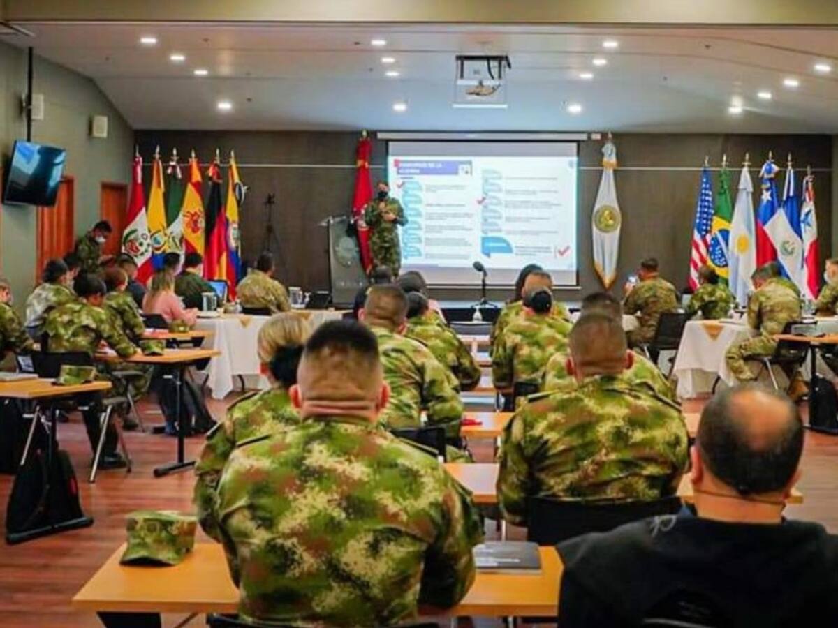 Ejércitos de Colombia y EE. UU. realizan seminario de comunicaciones