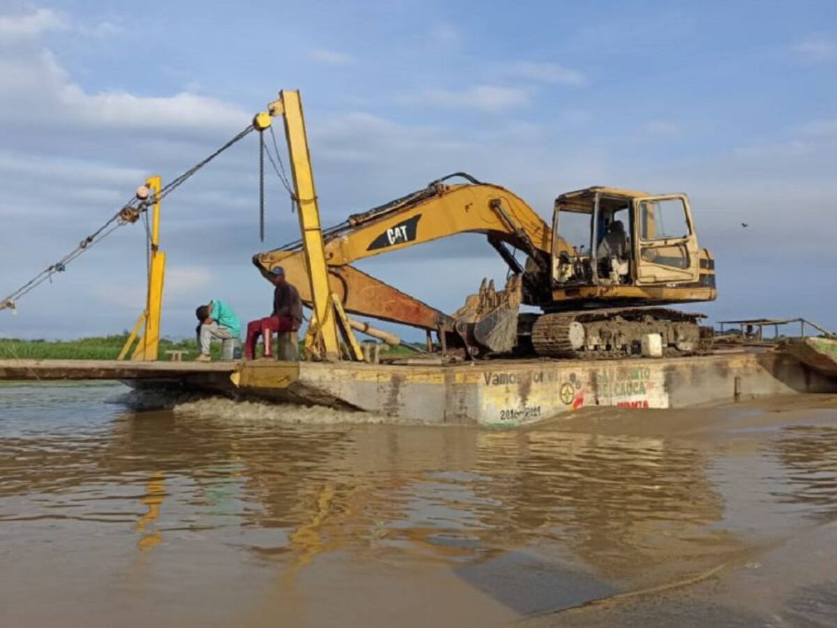 Con maquinaria intentan controlar erosión del río Cauca en Cara e' Gato