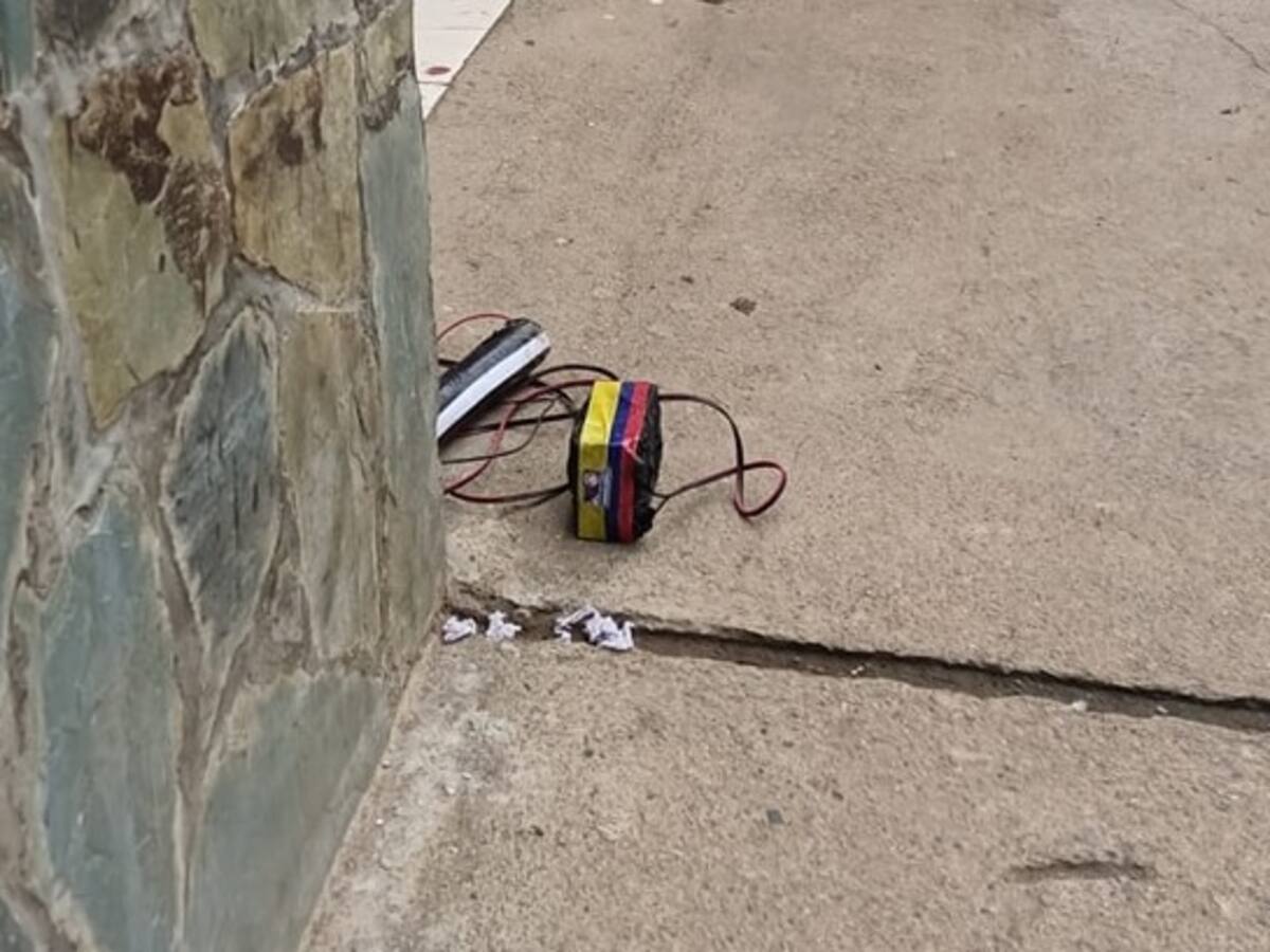 Disidencias dejaron posible explosivo en la puerta de una iglesia en Cauca