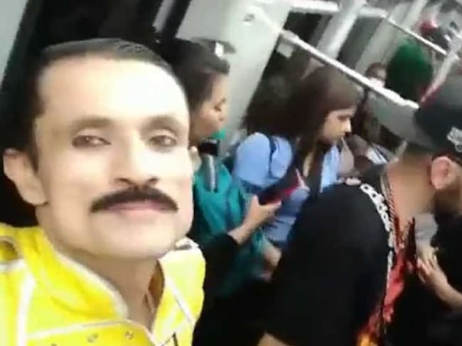 Freddie Mercury se &#039;apareció&#039; en metro de Medellín y puso a cantar &quot;Eeoo&quot;
