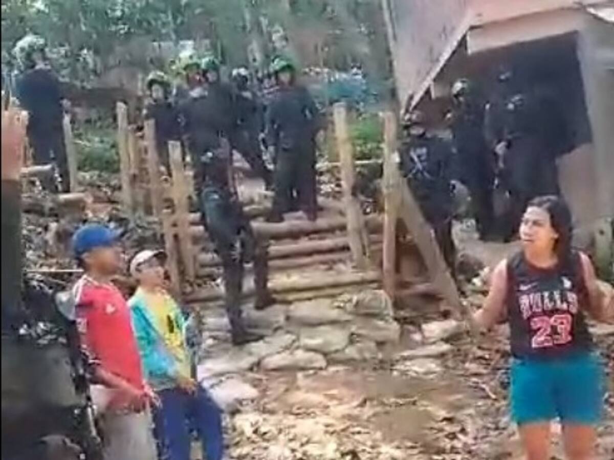 6 policías agredidos en operativo contra presunto abusador