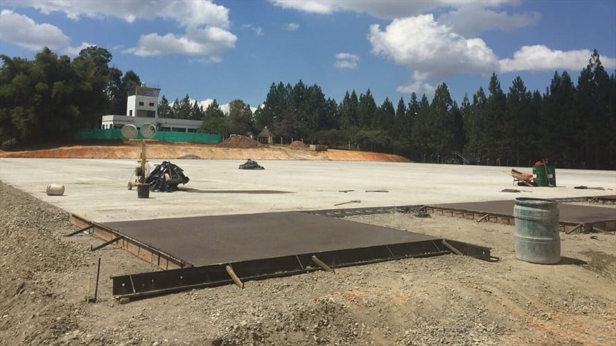 Desde hace más de 10 años, vive en la torre de control del aeropuerto de San Gil la familia De la Rosa Guevara. Foto: Gobernación de Santander