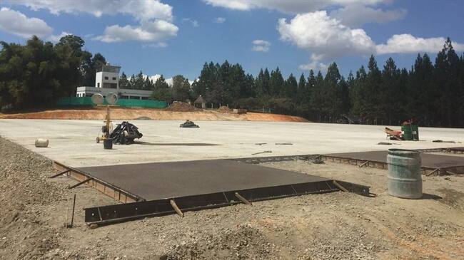 Desde hace más de 10 años, vive en la torre de control del aeropuerto de San Gil la familia De la Rosa Guevara. Foto: Gobernación de Santander