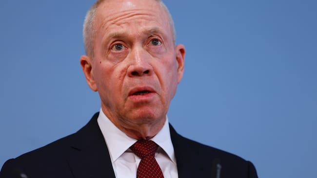 Berlin (Germany), 28/09/2023.- Israeli Minister of Defense Yoav Gallant attends a news conference after signing an agreement together with German Defense Minister Boris Pistorius on the purchase of the Israeli Arrow 3 missile defense system, in Berlin, Germany, 28 September 2023. The Arrow 3 system is intended to offer Germany and its neighbors better protection against possible missile attacks. The guided missiles are designed to destroy long-range enemy missiles outside the Earth's atmosphere by a direct hit. The cost, according to Israeli figures, is nearly four billion euros. It is the largest arms deal in Israeli history. (Alemania) EFE/EPA/HANNIBAL HANSCHKE