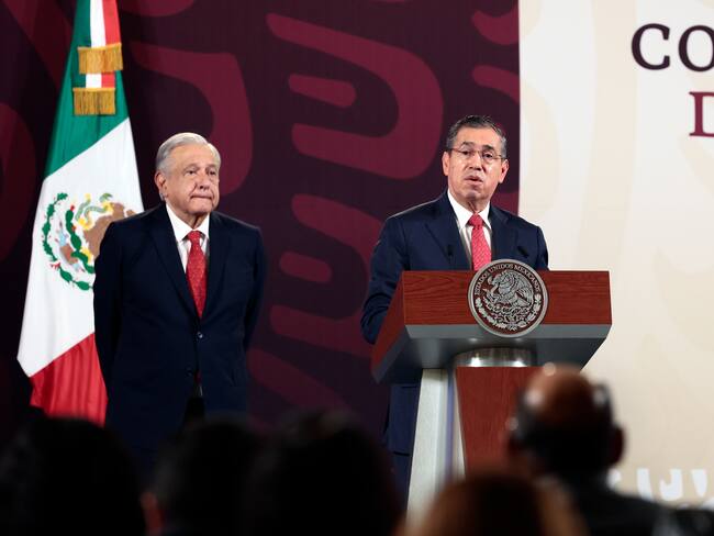 MEX6101. CIUDAD DE MÉXICO (MÉXICO), 16/01/2024.- El subsecretario federal de Seguridad Pública, Luis Rodríguez Bucio, habla durante la conferencia de prensa matutina del presidente de México, Andrés Manuel López Obrador (i), hoy, en el Palacio Nacional de la Ciudad de México (México). El Gobierno mexicano afirmó este martes que las ocho colombianas desaparecidas y encontradas este fin de semana en Tabasco, estado del sureste del país, niegan ser víctimas de un secuestro u otro delito. En sus entrevistas con la Fiscalía General del Estado (FGE) de Tabasco, las mujeres "negaron haber sido secuestradas o retenidas en contra de su voluntad", aseguró Bucio. EFE/ José Méndez
