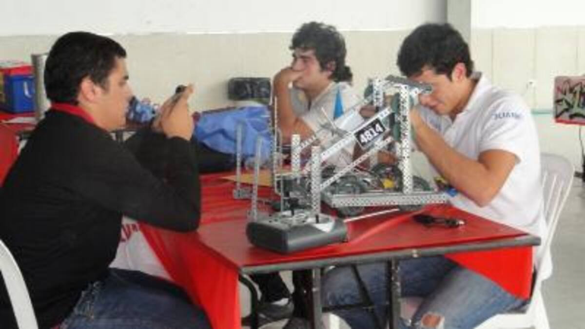 26 febrero. VEX Robotics Competition. Después de cada uno de los 'rounds', los participantes evaluaban el estado de su robot y le realizaban mantenimiento si era necesario.